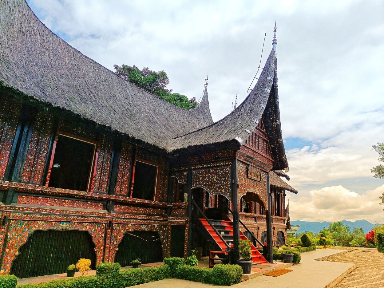 Rumah Adat dan Asalnya Jejak Identitas Budaya Nusantara yang Tetap Hidup
