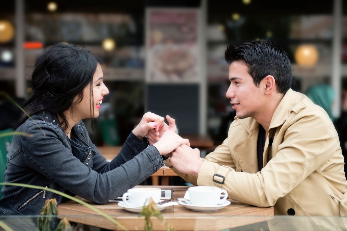 Topik Pembicaraan Sama Pacar yang Bikin Hubungan Nyaman, Nyambung, dan Nggak Garing