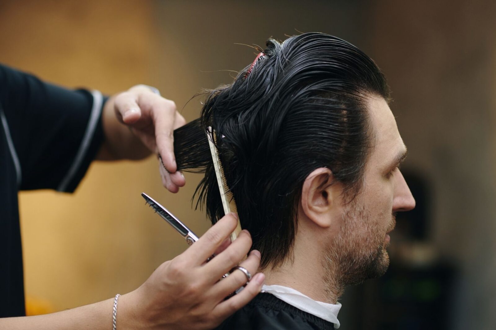 Potongan Rambut 2 Jari Gaya Pria Modern yang Praktis dan Stylish