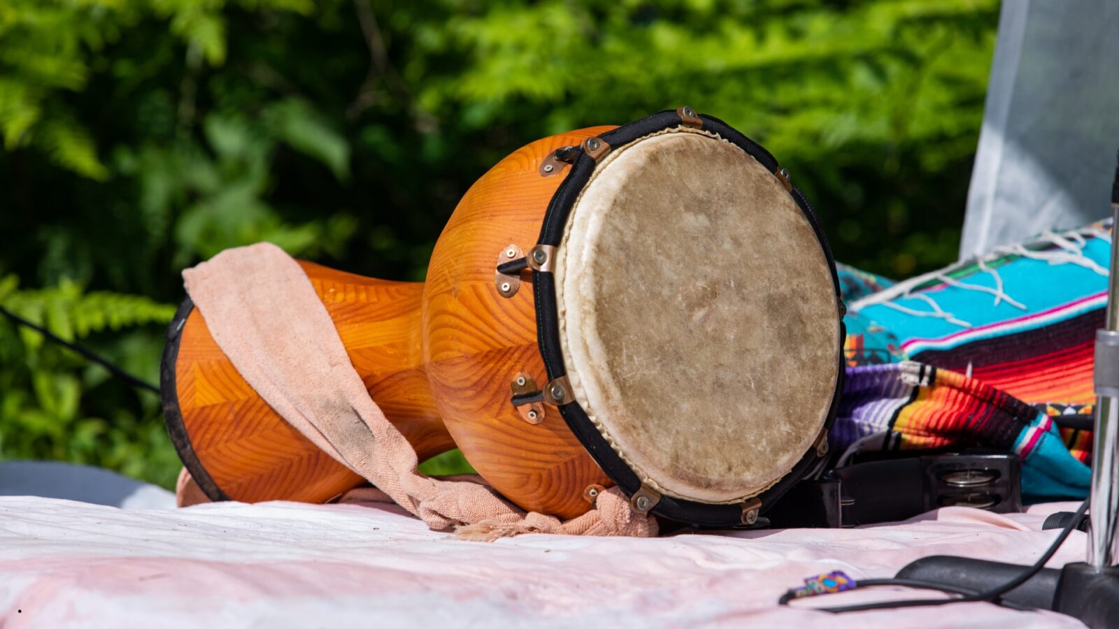Djembe Alat Musik Membranofon: Sejarah, Cara Bermain, dan Keunikan Suaranya
