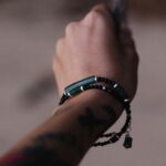 Arti Gelang Hitam di Tangan Kanan: Makna, Simbol, dan Tren yang Perlu Kamu Tahu