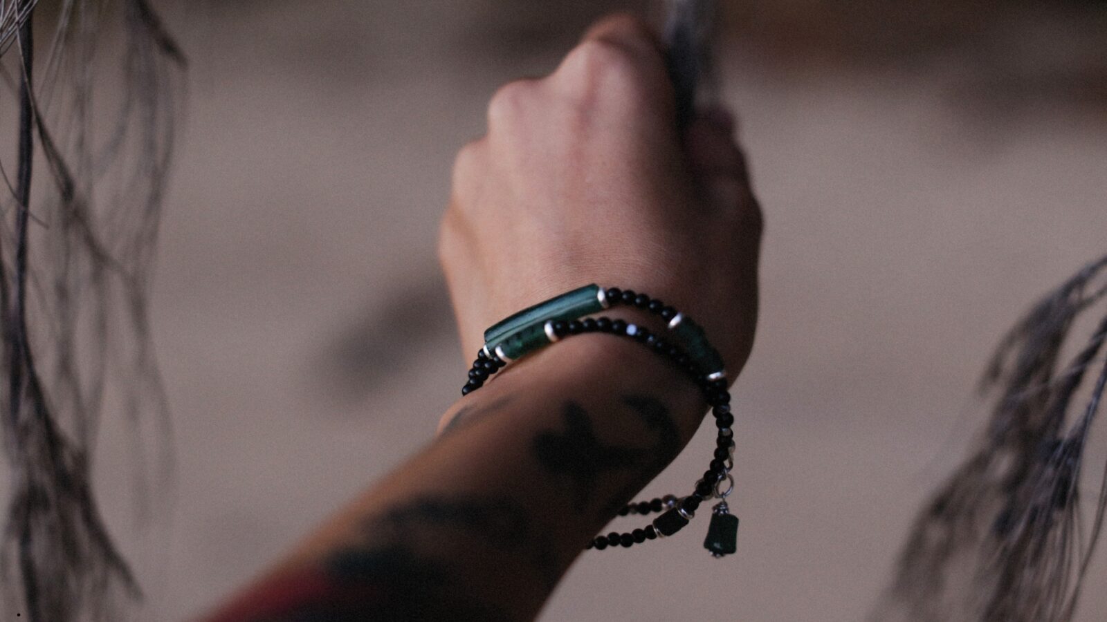 Arti Gelang Hitam di Tangan Kanan: Makna, Simbol, dan Tren yang Perlu Kamu Tahu