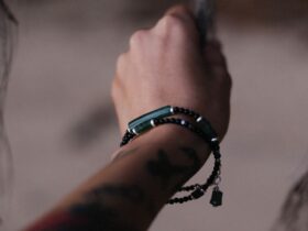 Arti Gelang Hitam di Tangan Kanan: Makna, Simbol, dan Tren yang Perlu Kamu Tahu