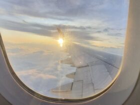 Mimpi Naik Pesawat: Makna, Tafsir, dan Pesan Psikologis di Baliknya