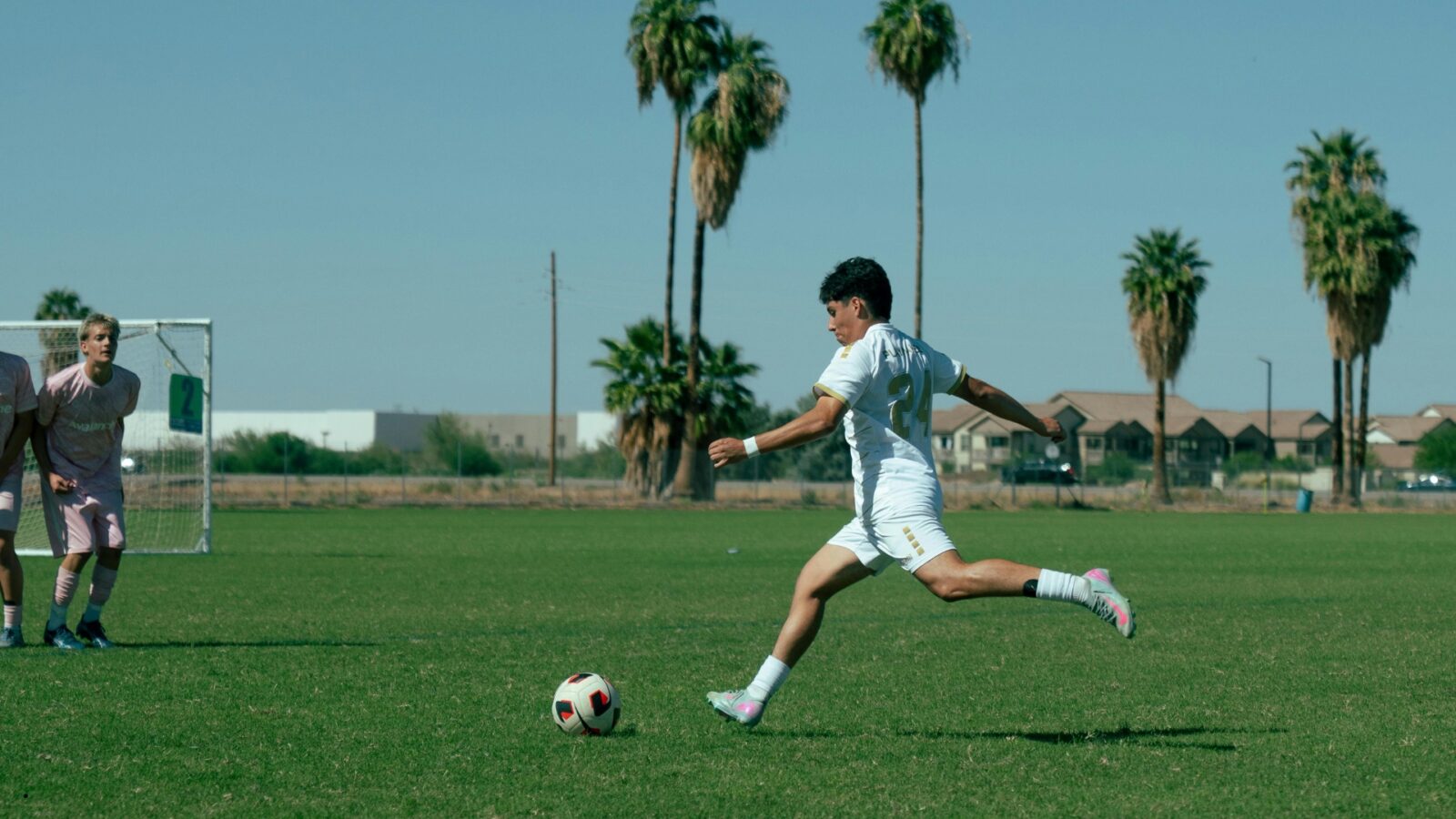 Teknik Menendang Bola yang Benar: Panduan Lengkap untuk Pemula hingga Mahir