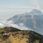 Mendaki Gunung Guntur dan Menyaksikan Pesonanya
