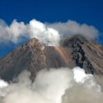Gunung Semeru Terletak di Mana Ini Lokasi Fakta dan Daya Tariknya
