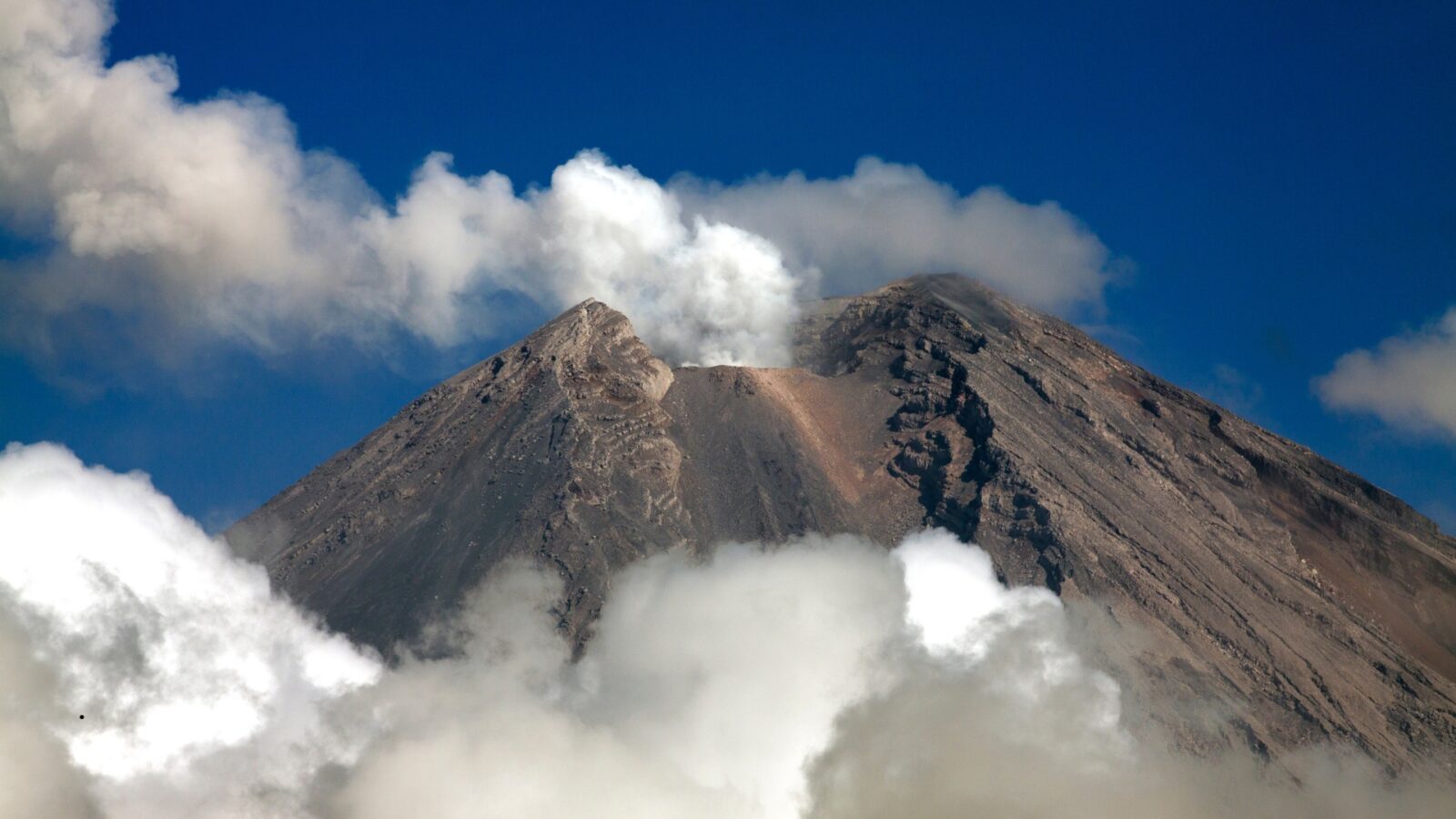 Gunung Semeru Terletak di Mana Ini Lokasi Fakta dan Daya Tariknya