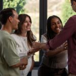 Social Butterfly: Arti, Ciri-Ciri, dan Cara Menjadi Pribadi yang Mudah Bersosialisasi