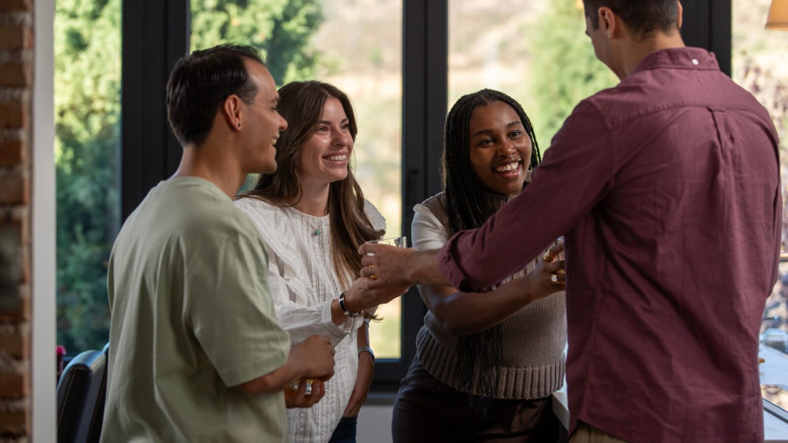 Social Butterfly: Arti, Ciri-Ciri, dan Cara Menjadi Pribadi yang Mudah Bersosialisasi