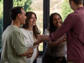 Social Butterfly: Arti, Ciri-Ciri, dan Cara Menjadi Pribadi yang Mudah Bersosialisasi