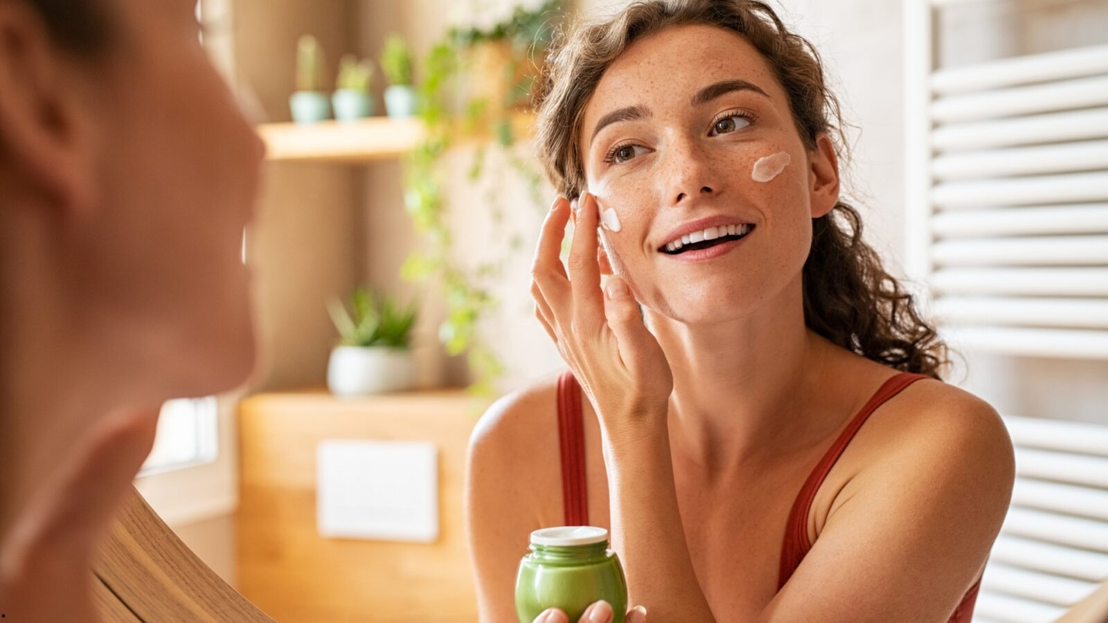 Rutin Skincare Pagi untuk Kulit Berjerawat yang Direkomendasikan